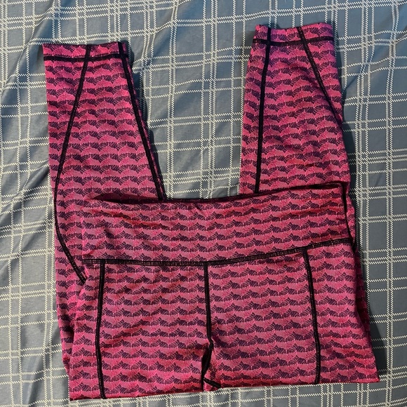 Vineyard Vines pre loved athletic/yoga pants capri length size M - Picture 3 of 4